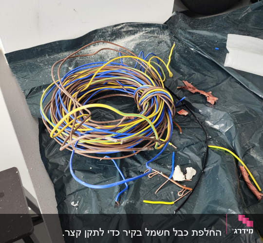 חוטי חשמל צבעוניים מונחים על שולחן